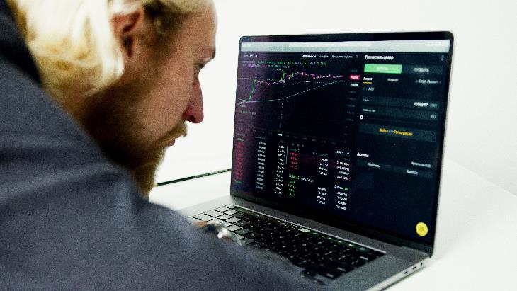 Por qué no invertir con base en entradas o salidas a índices